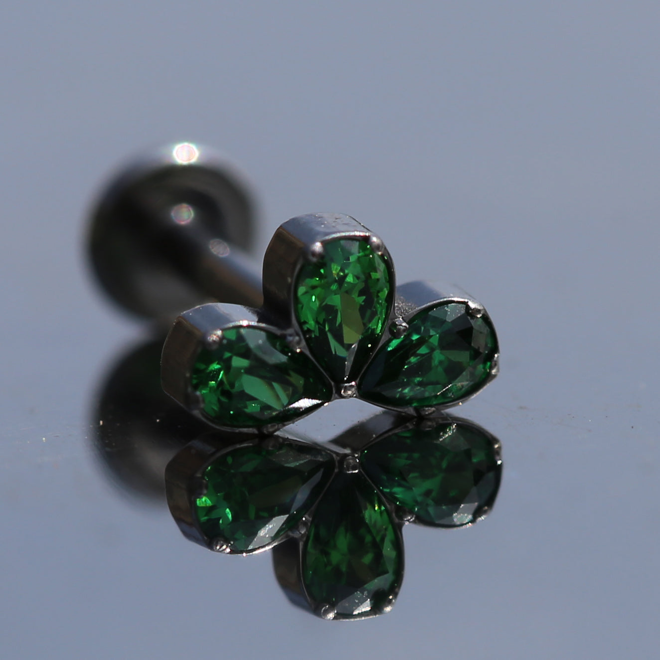 16G ASTM F136 Titanium Labret Three Leaves
